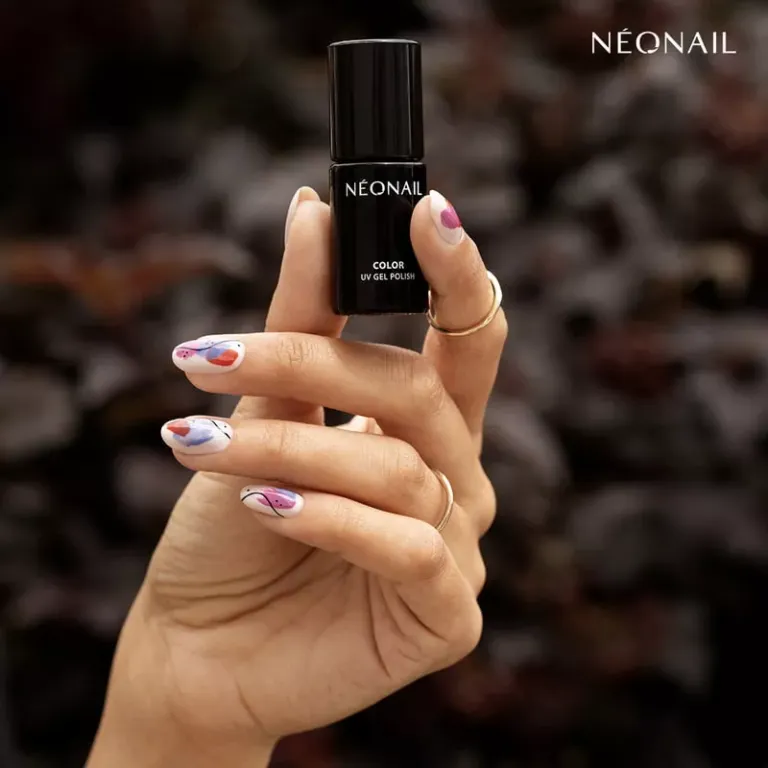 Mano y dedos sosteniendo producto marca 'Neonail'